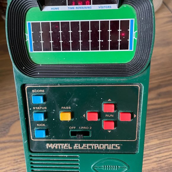 1978 FOOTBALL 2 - Hand Held Video Game - Mattel Inc. - Picture 8 of 13